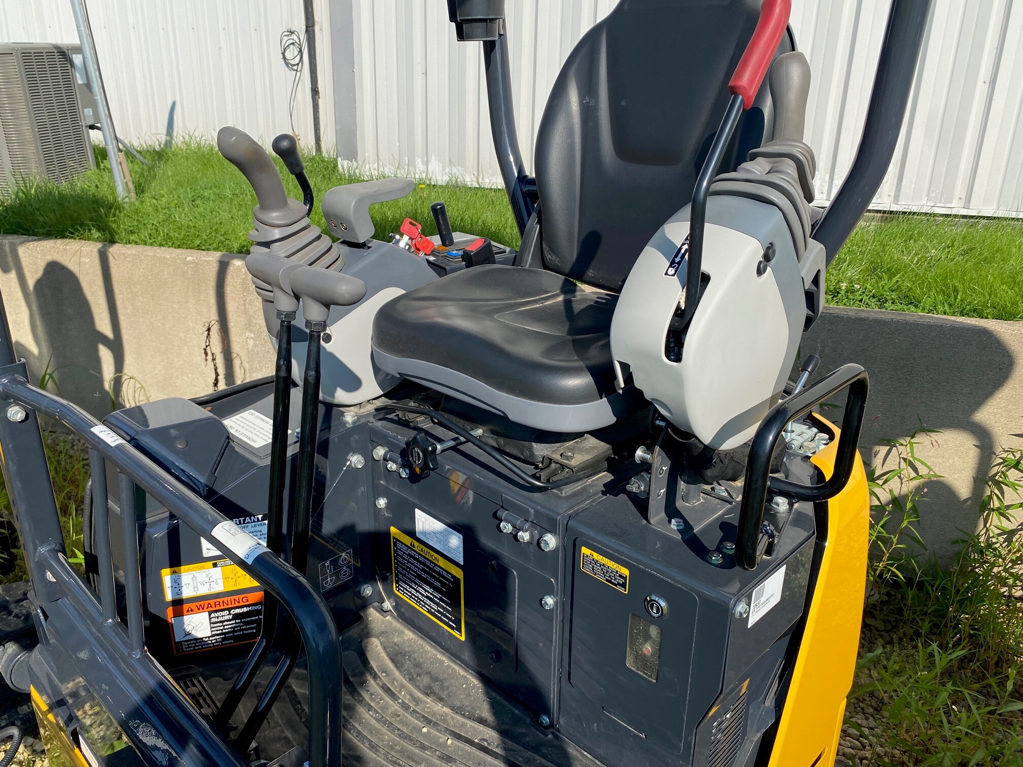 2023 John Deere 17G Image 7