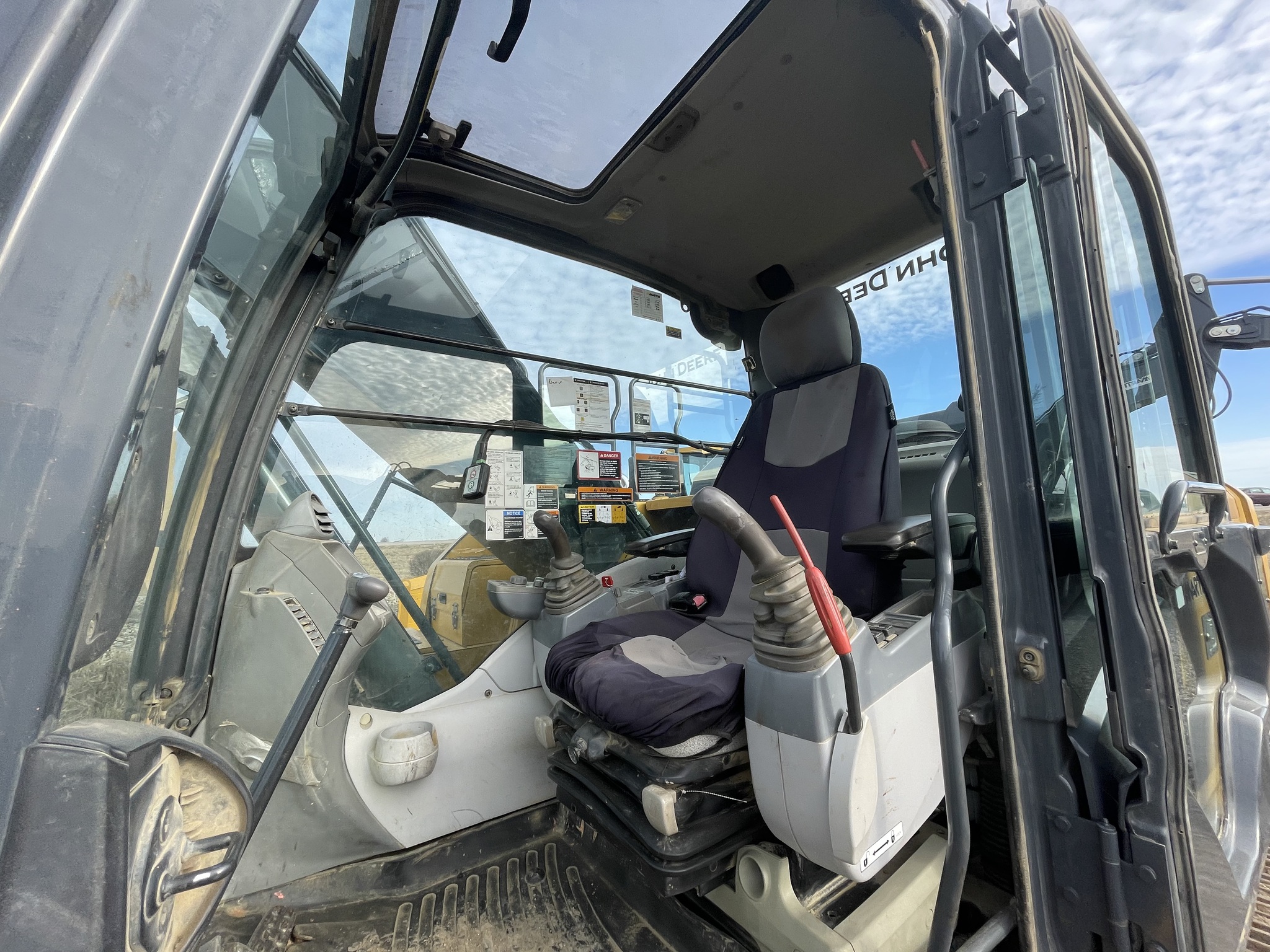 2015 John Deere 210G LC Image 7