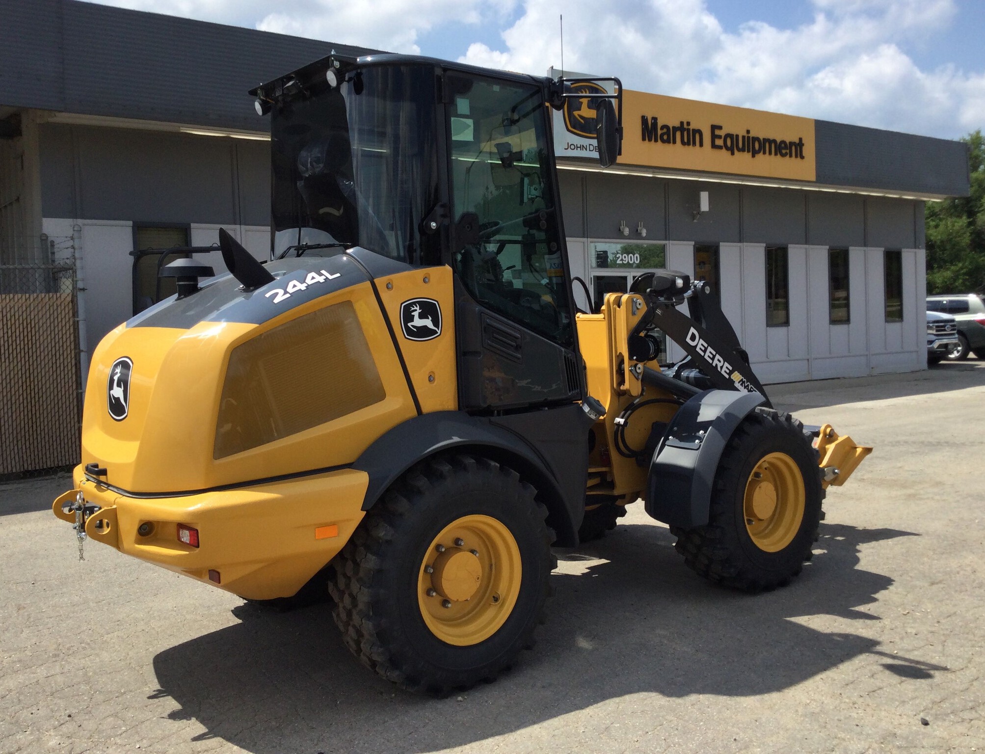 2023 John Deere 244L Image 8