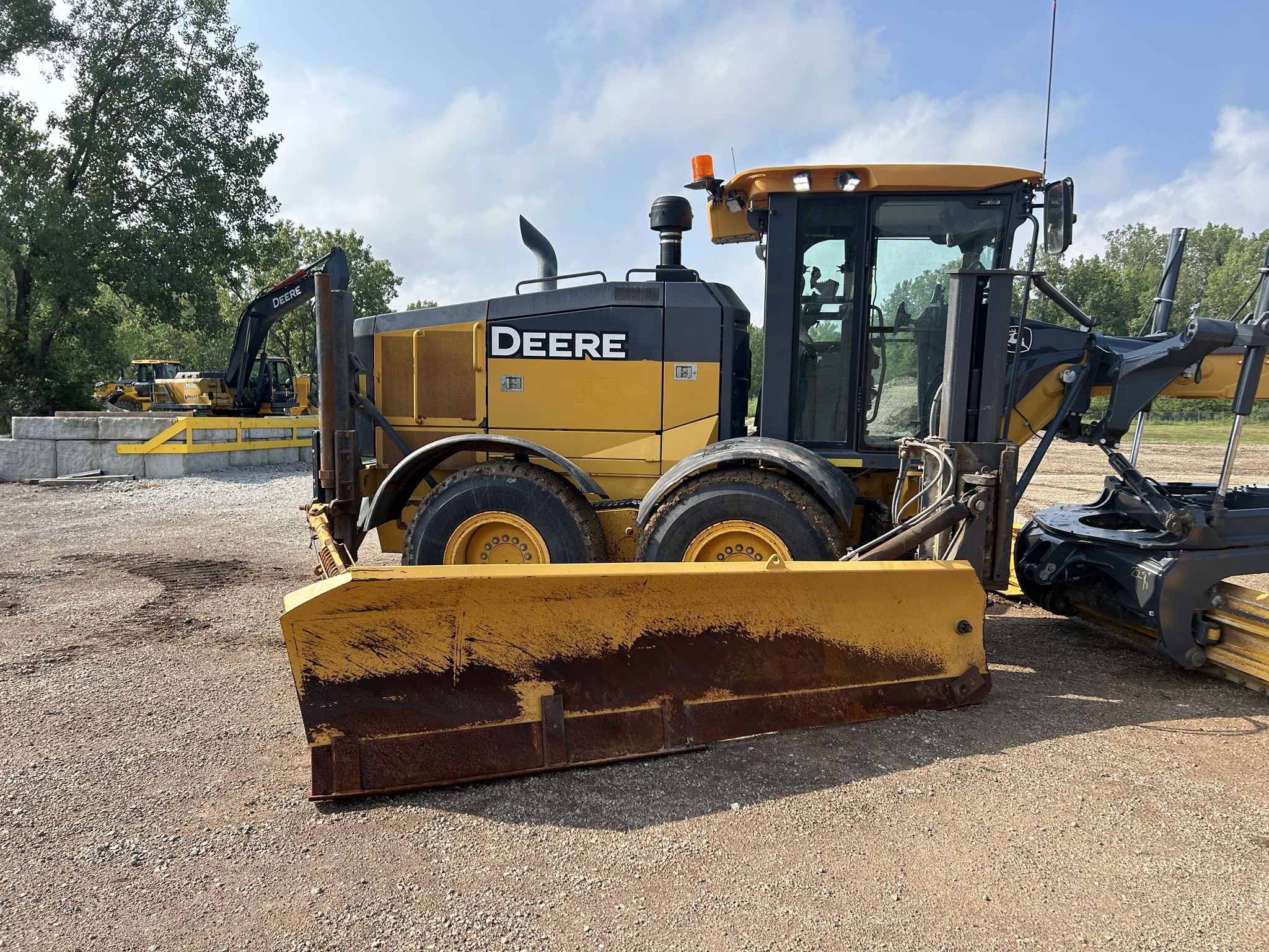 2017 John Deere 770G Image 5