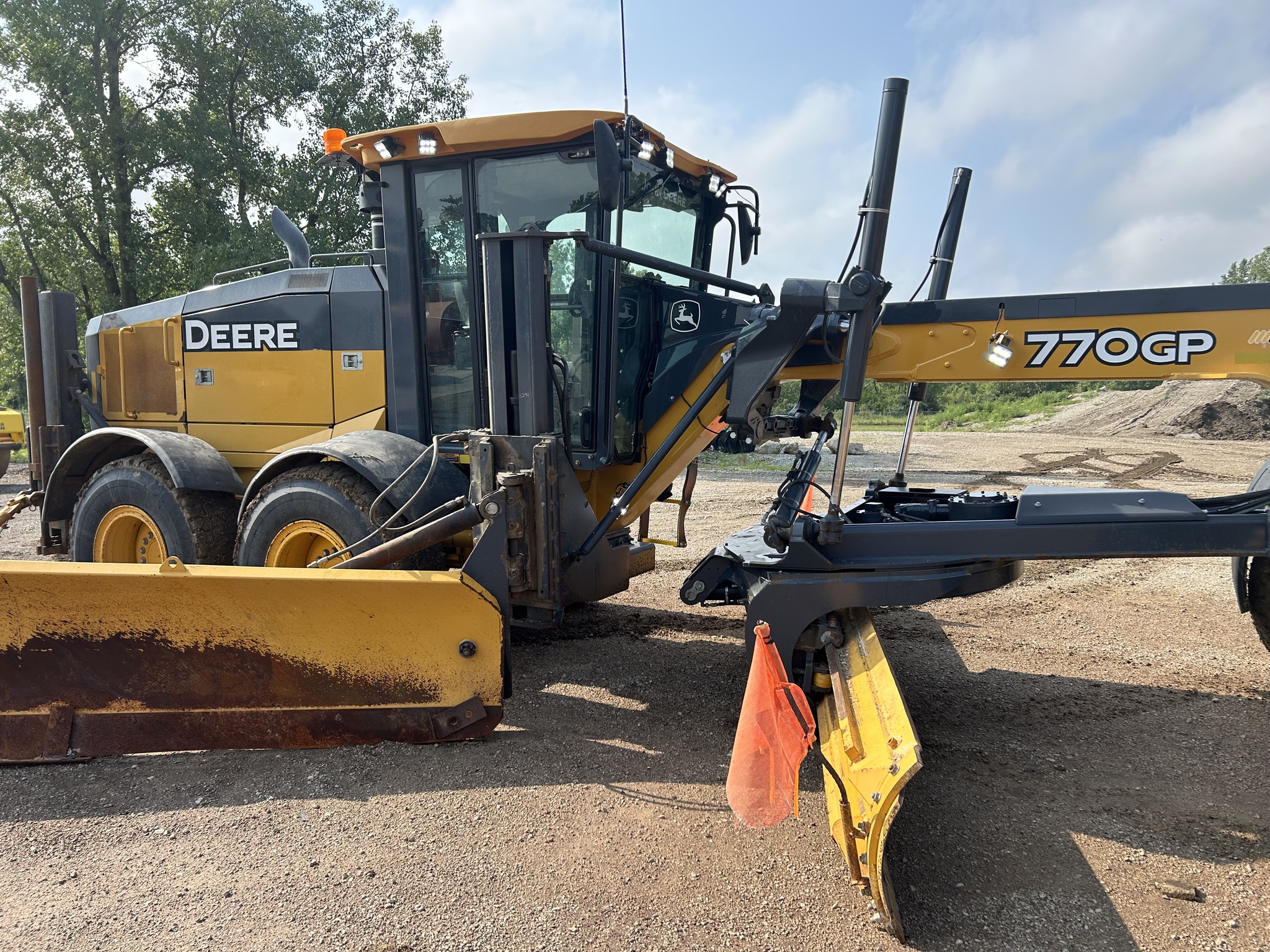 2017 John Deere 770G Image 6