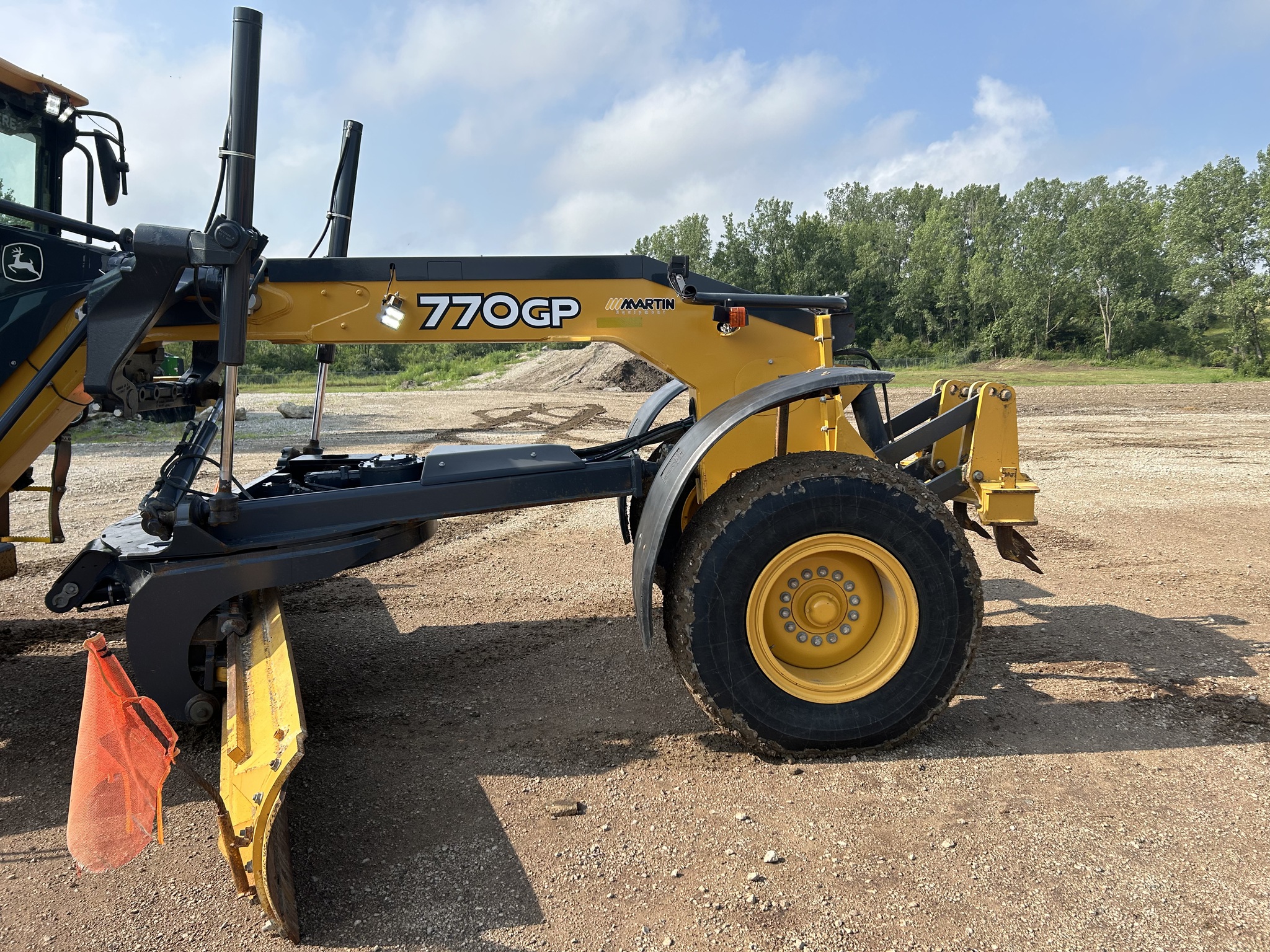 2017 John Deere 770G Image 7