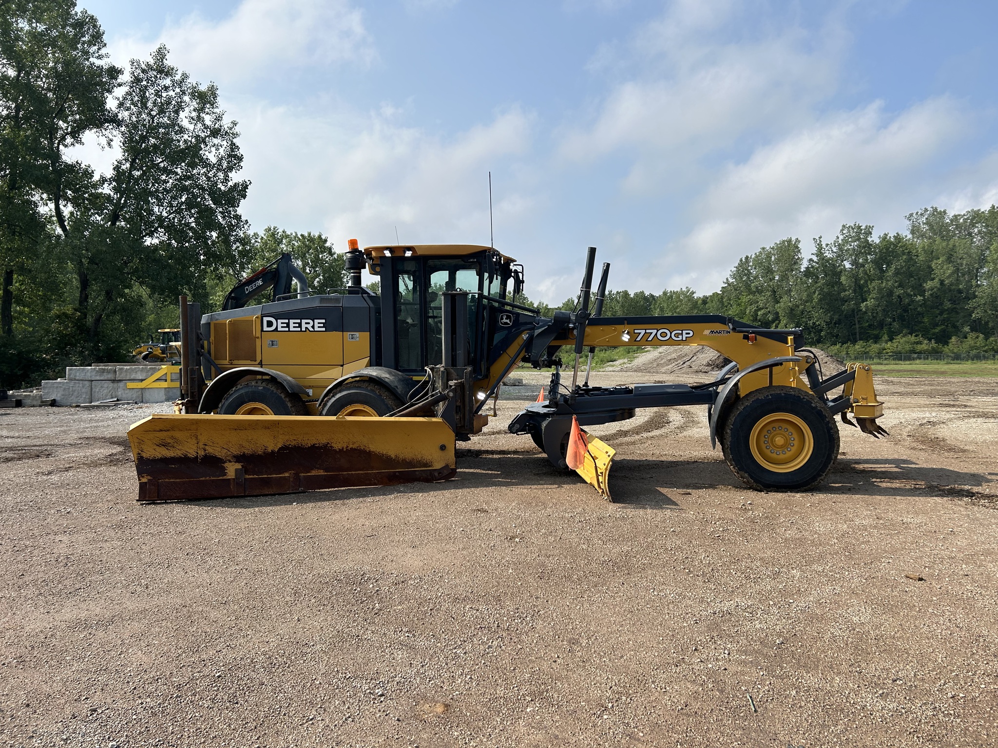 2017 John Deere 770G Image 9