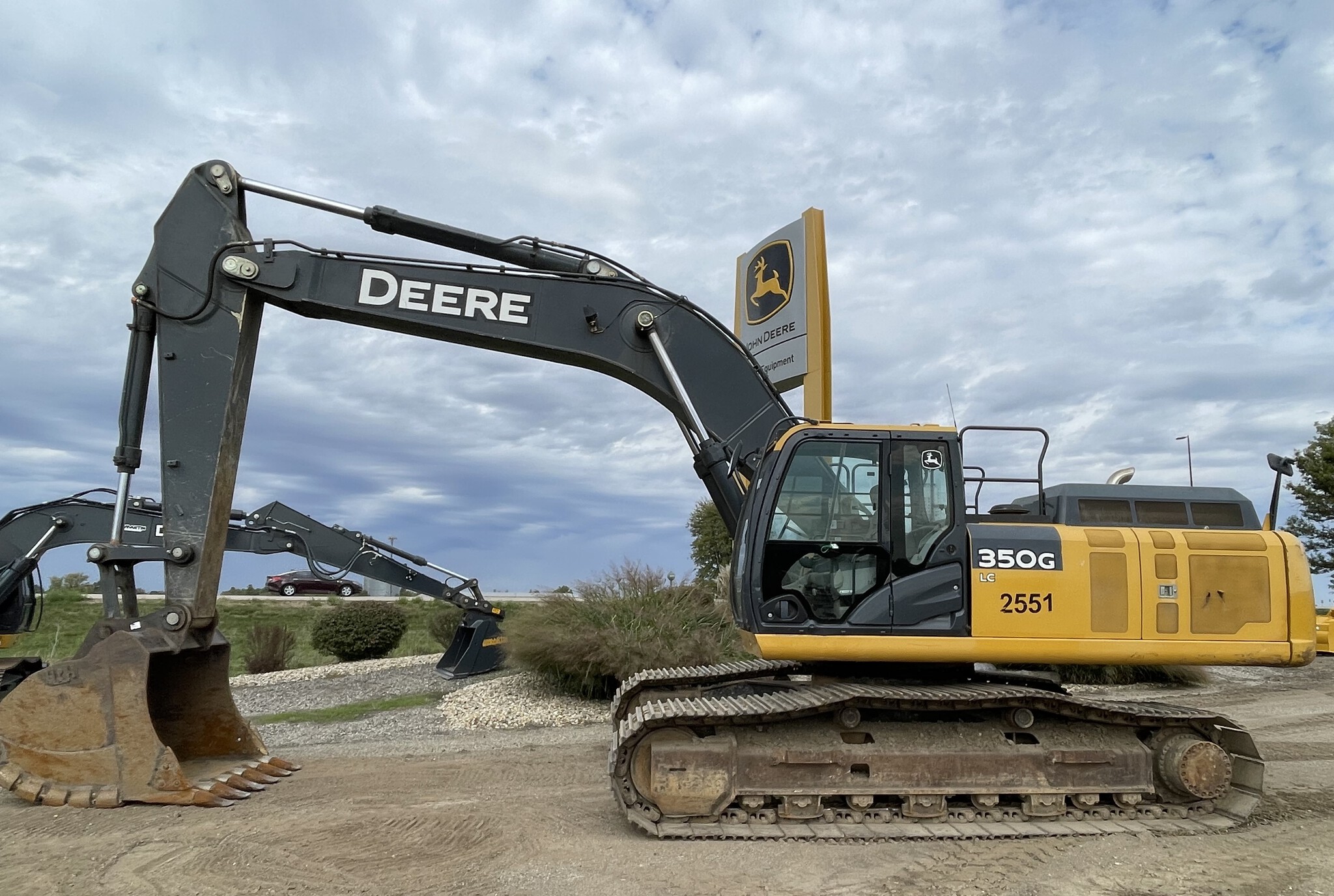 2017 John Deere 350G LC Image 2
