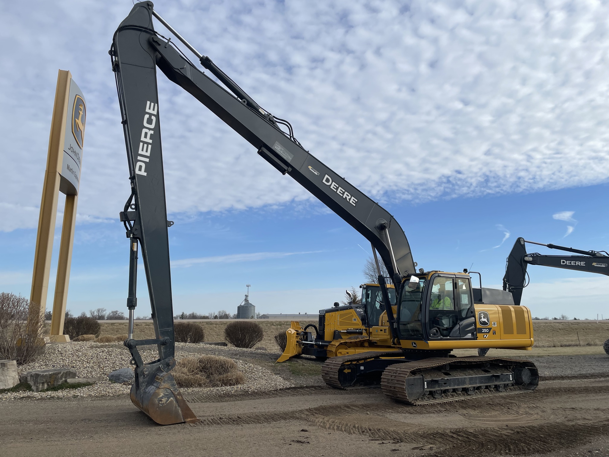 2024 John Deere 250 P Image 3