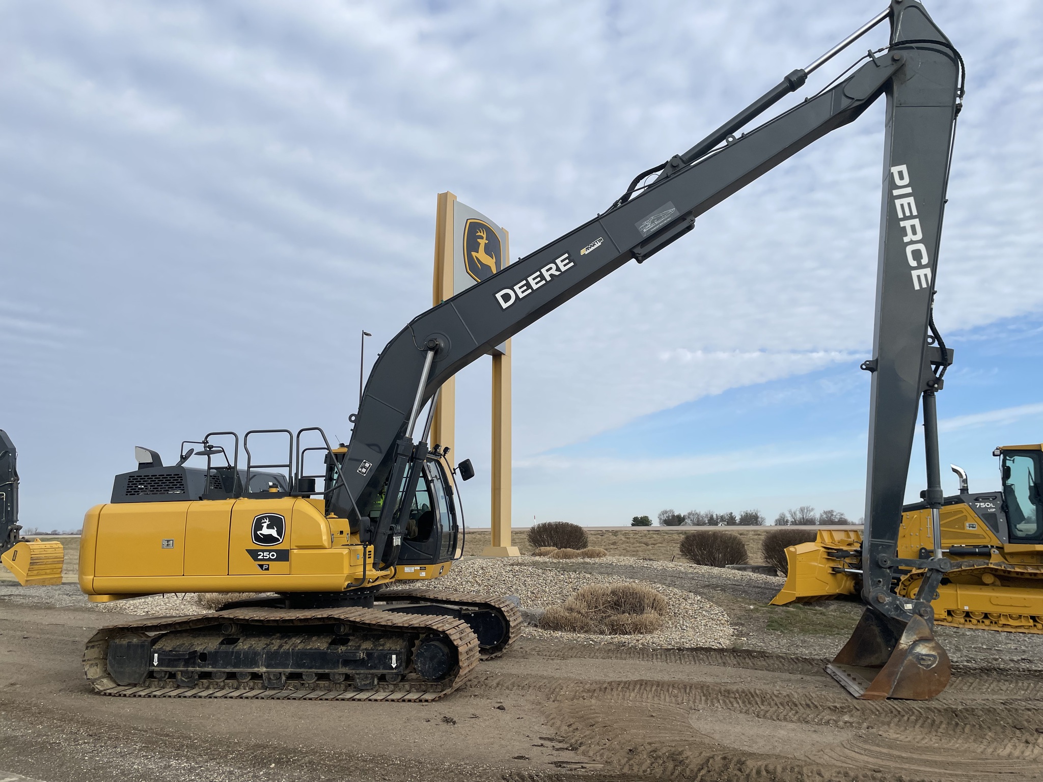 2024 John Deere 250 P Image 2