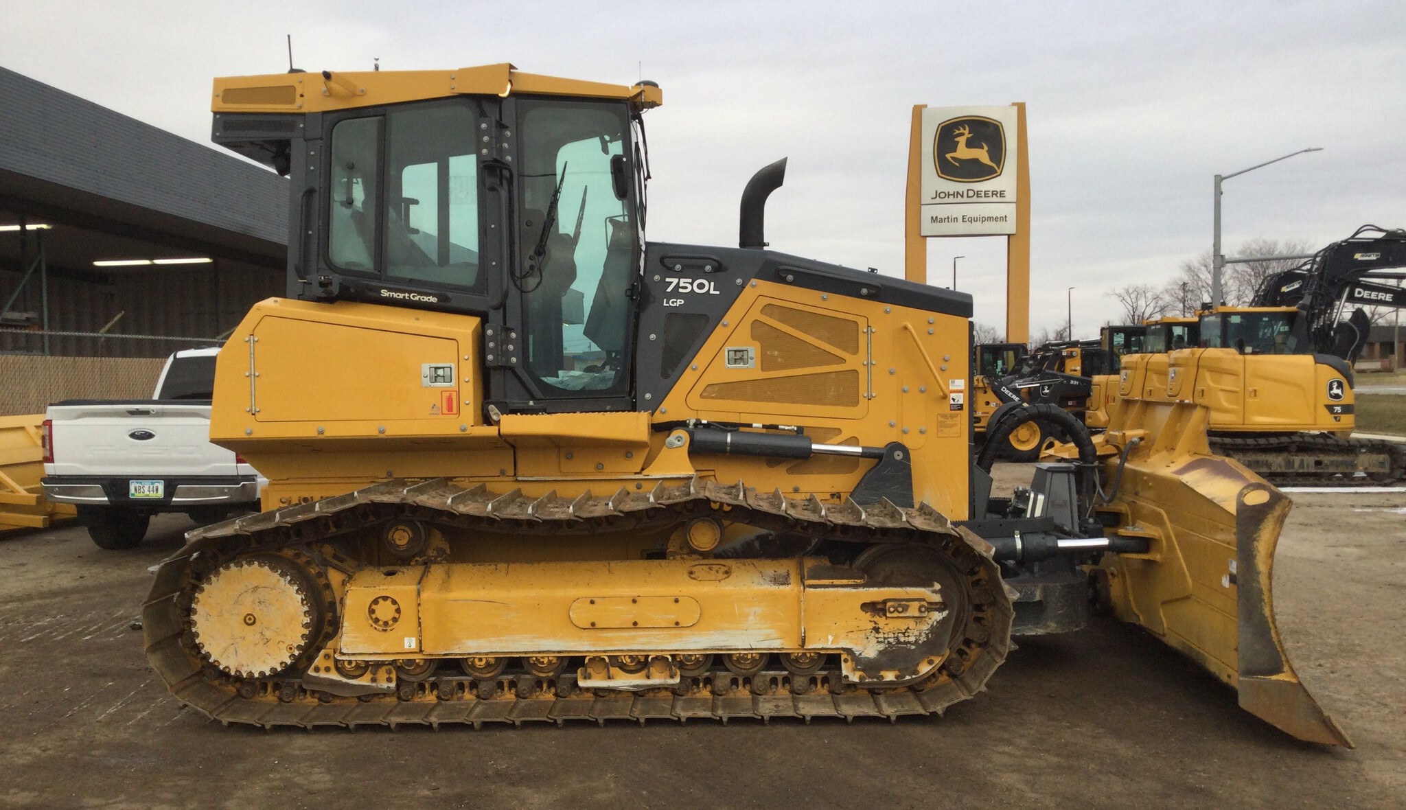 2022 John Deere 750L Image 1