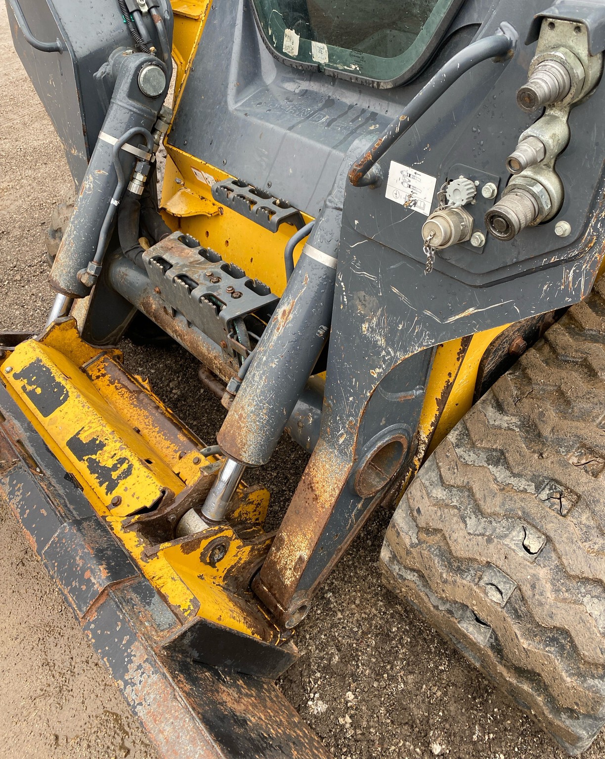 2017 John Deere 333G Image 9