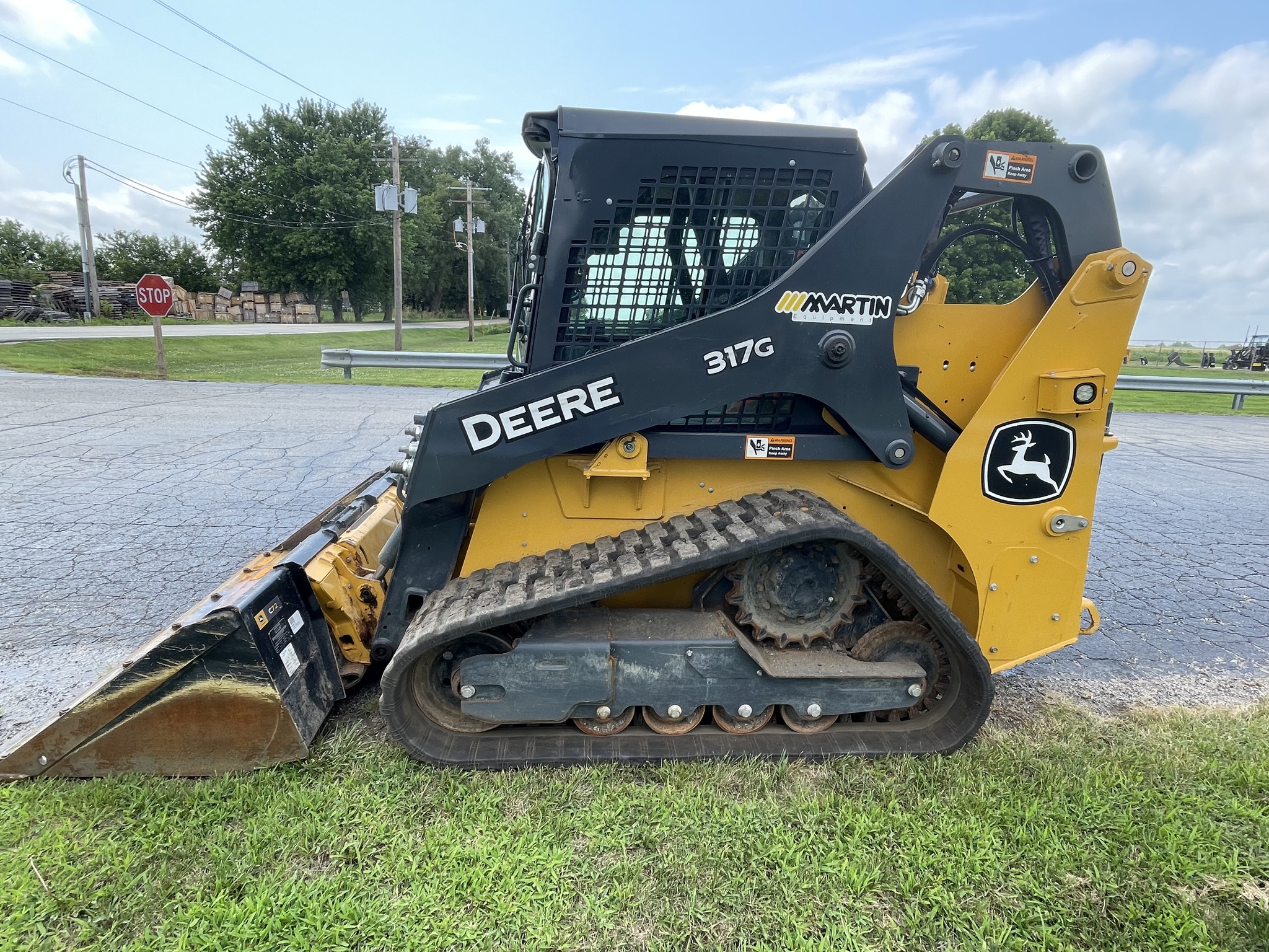 2023 John Deere 317G Image 4