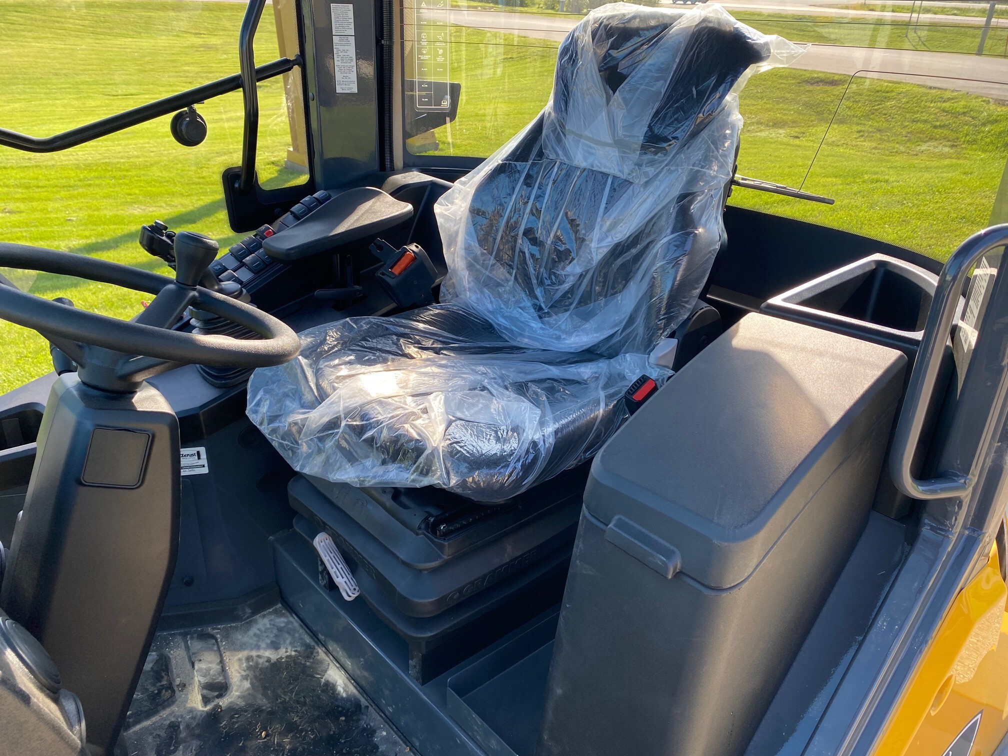 2023 John Deere 304 G Image 8