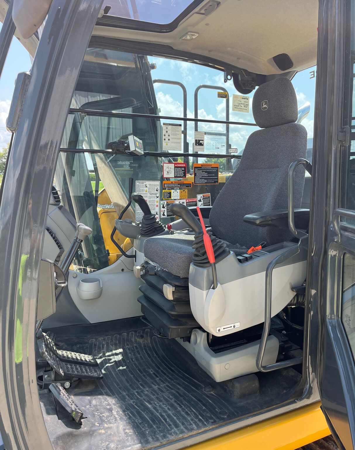 2022 John Deere 130G Image 8