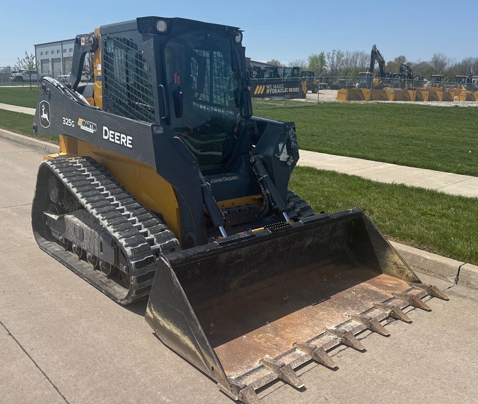 2023 John Deere 325G Image 4