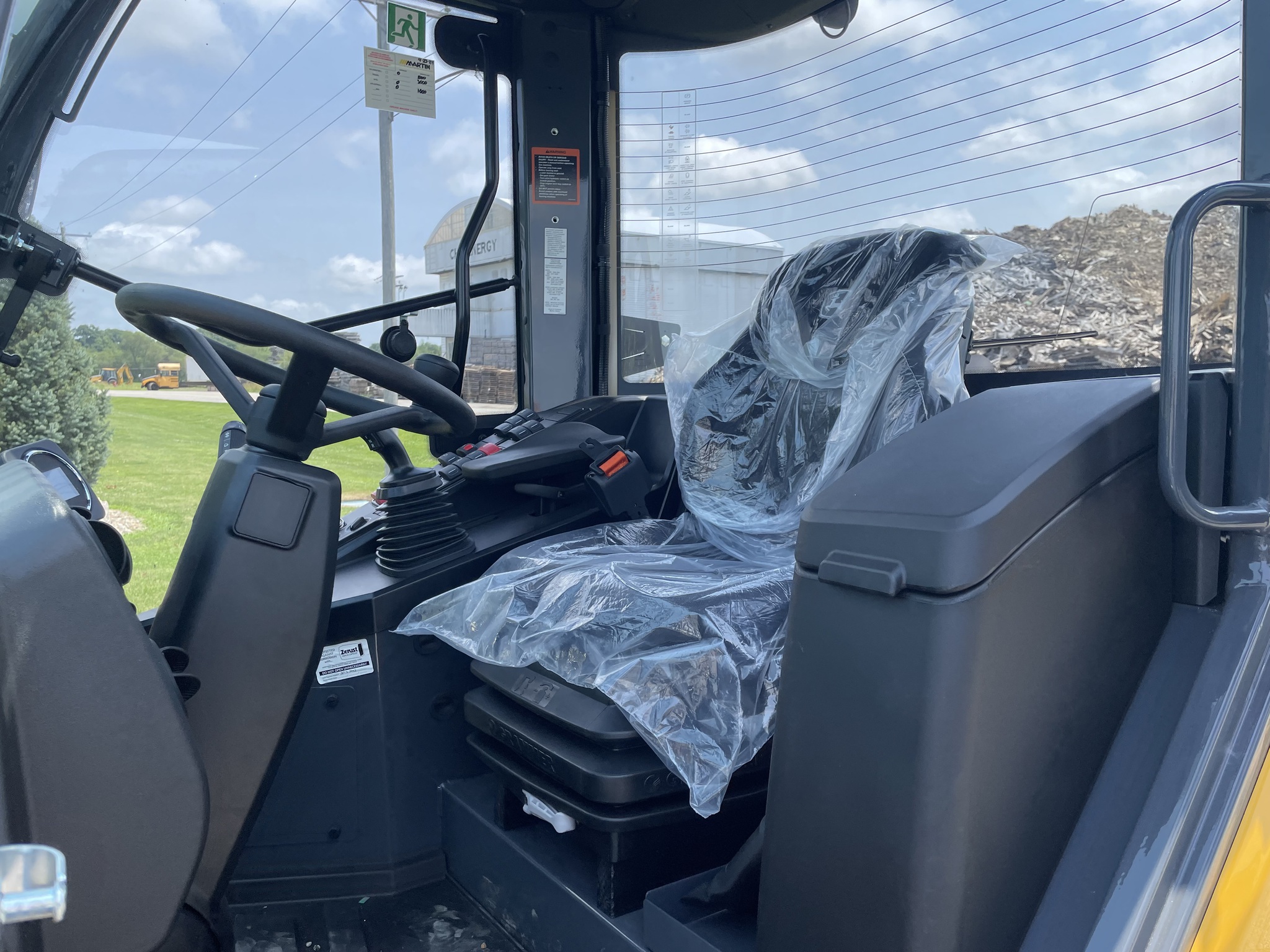 2023 John Deere 304 G Image 5