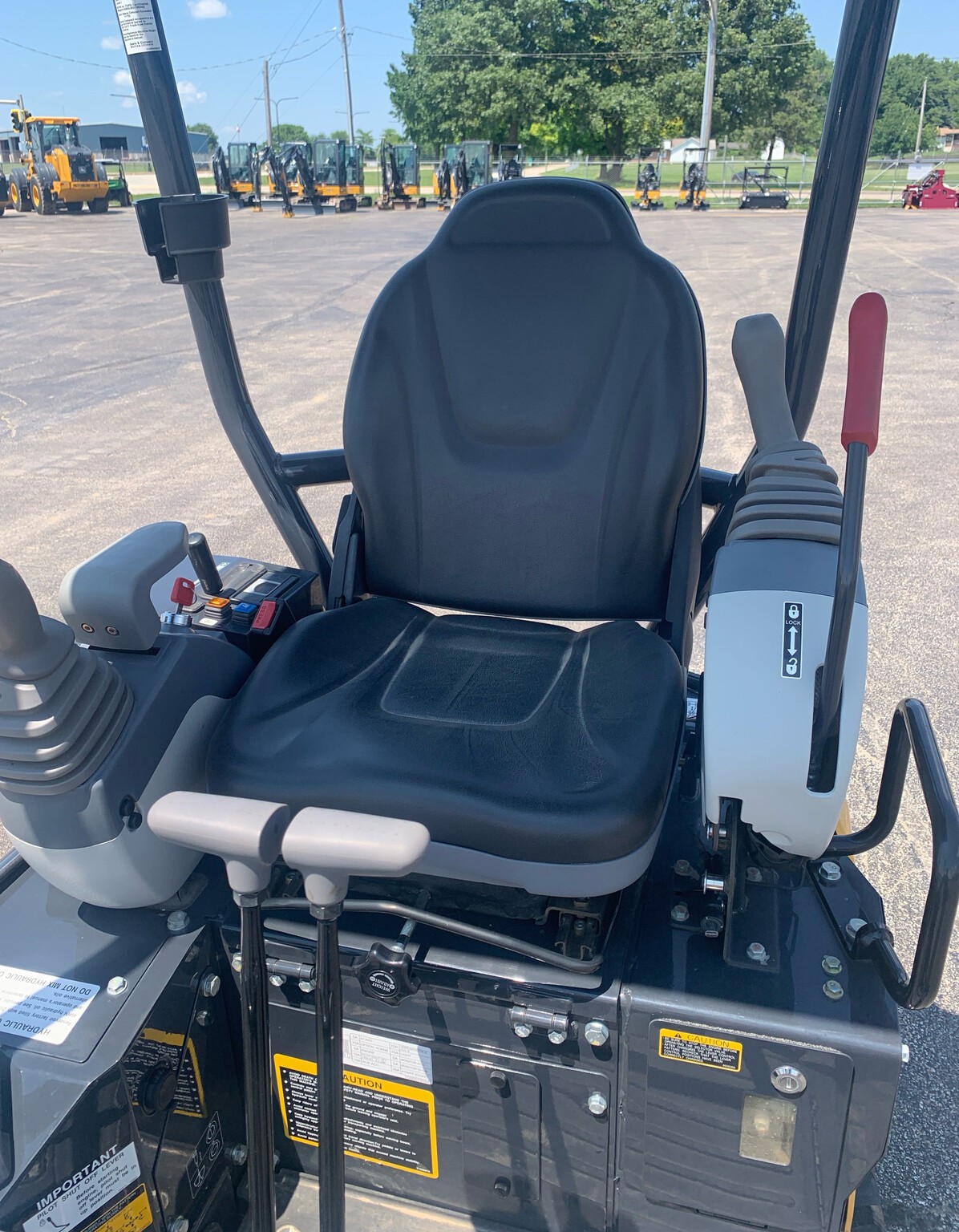 2023 John Deere 17G Image 9