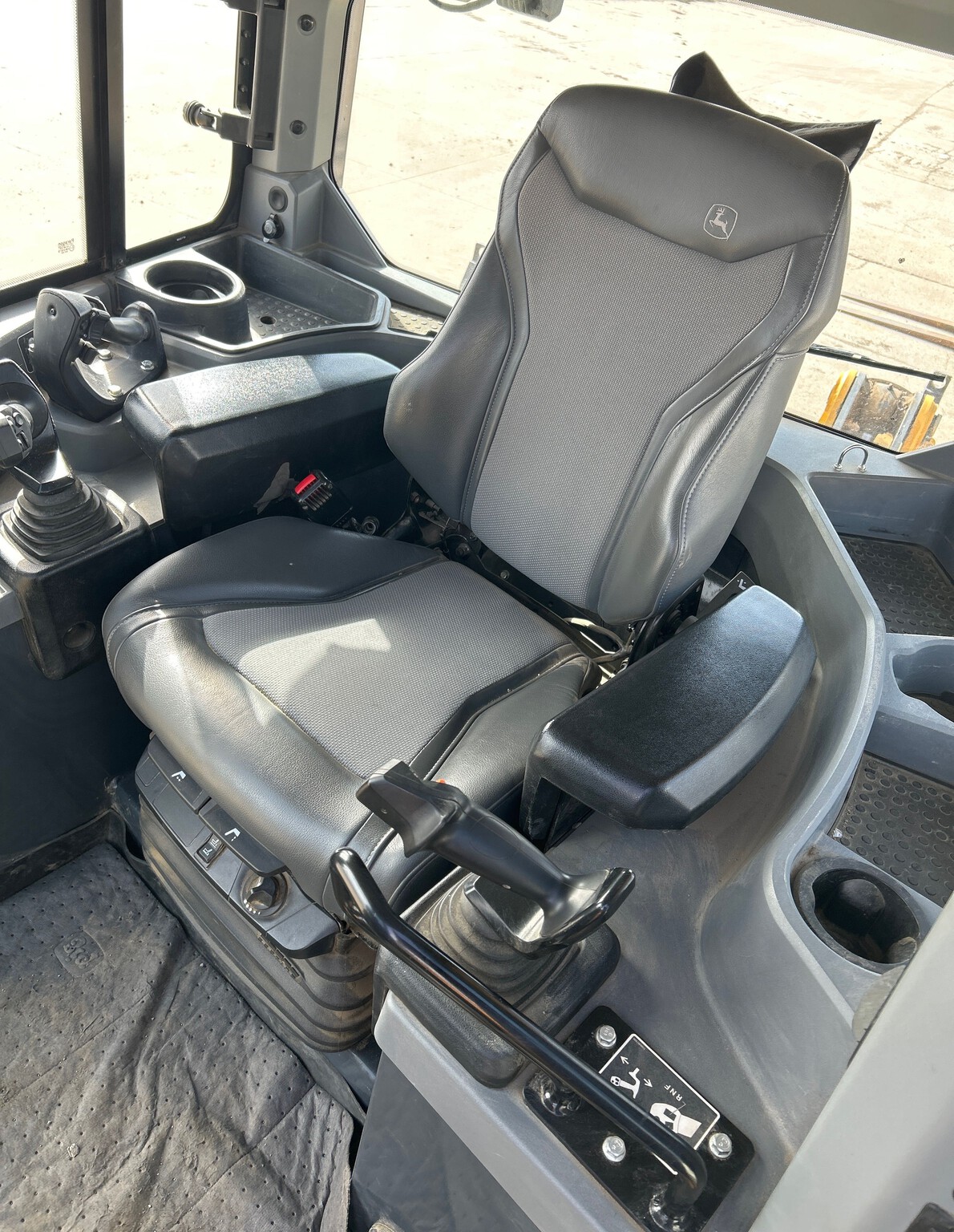 2023 John Deere 850L Image 8