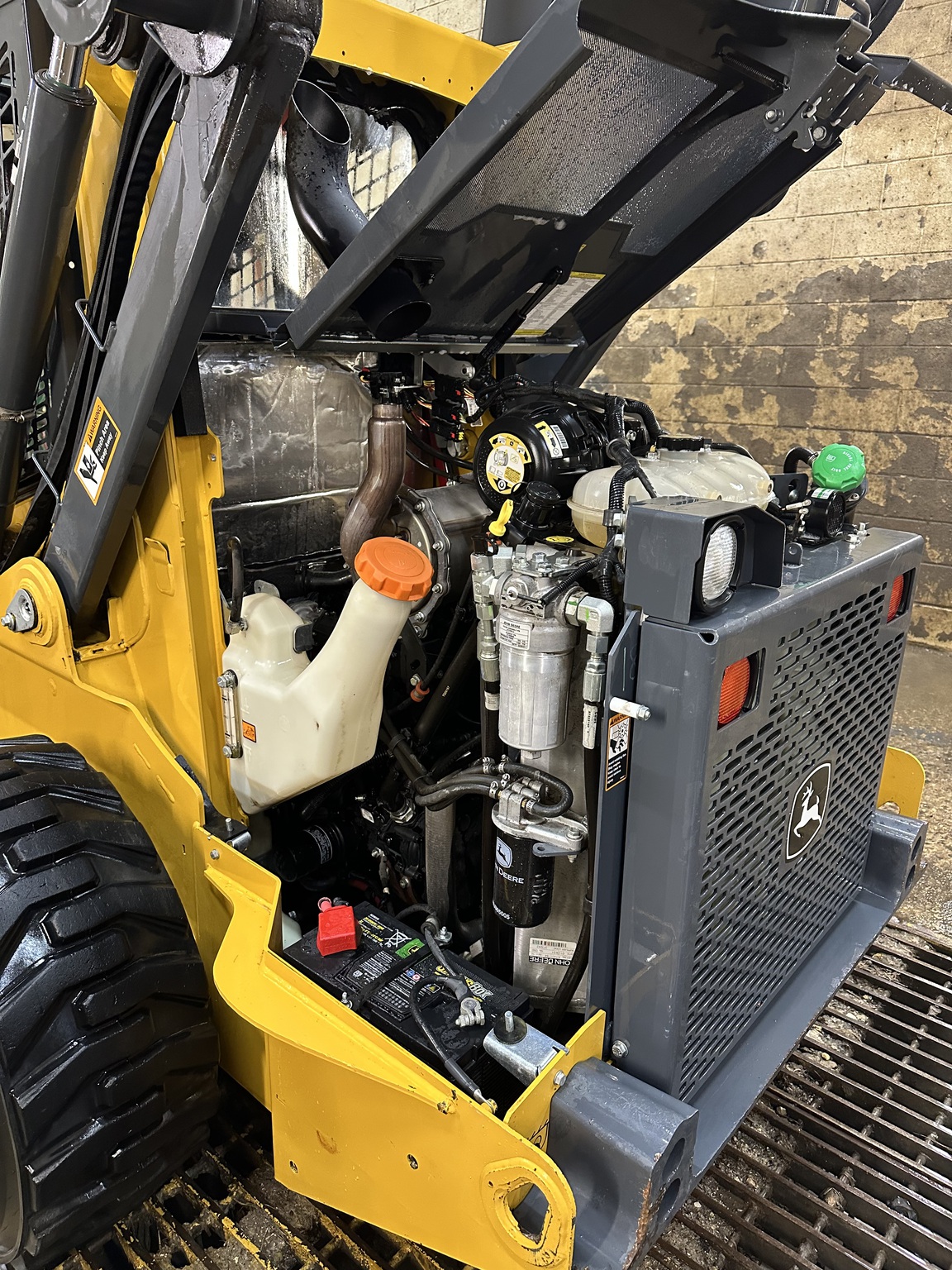 2024 John Deere 324G Image 10