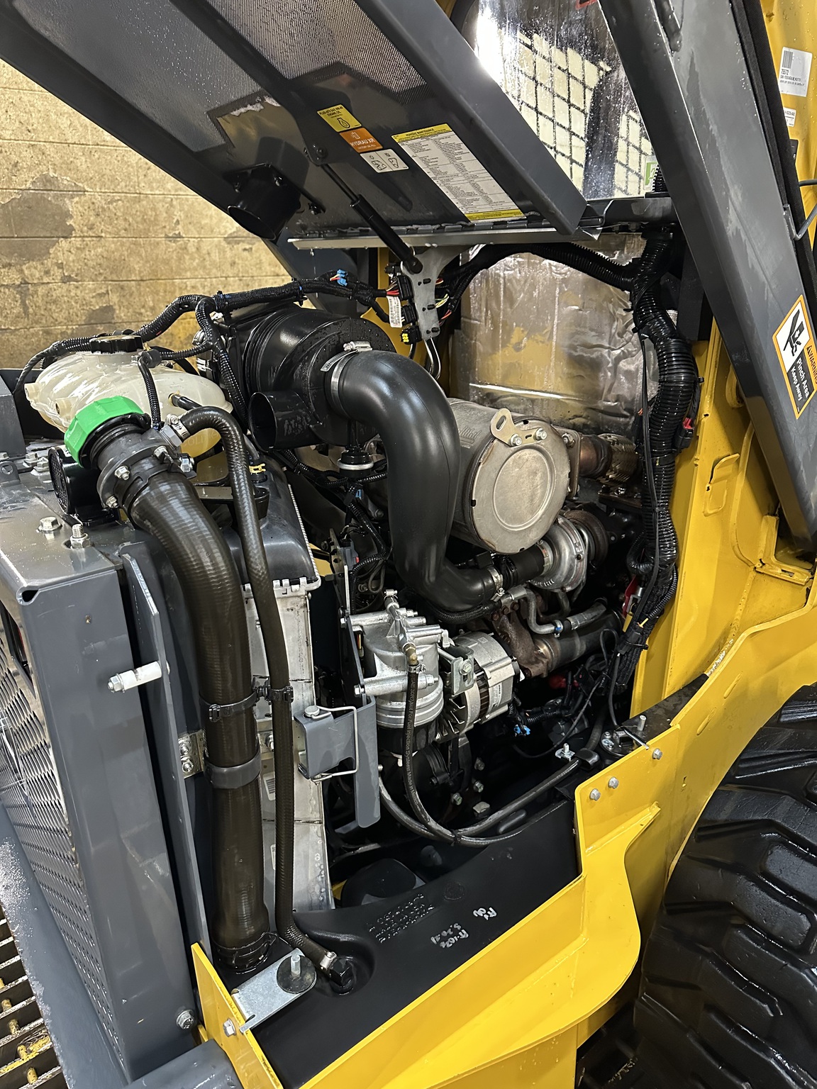 2024 John Deere 324G Image 9