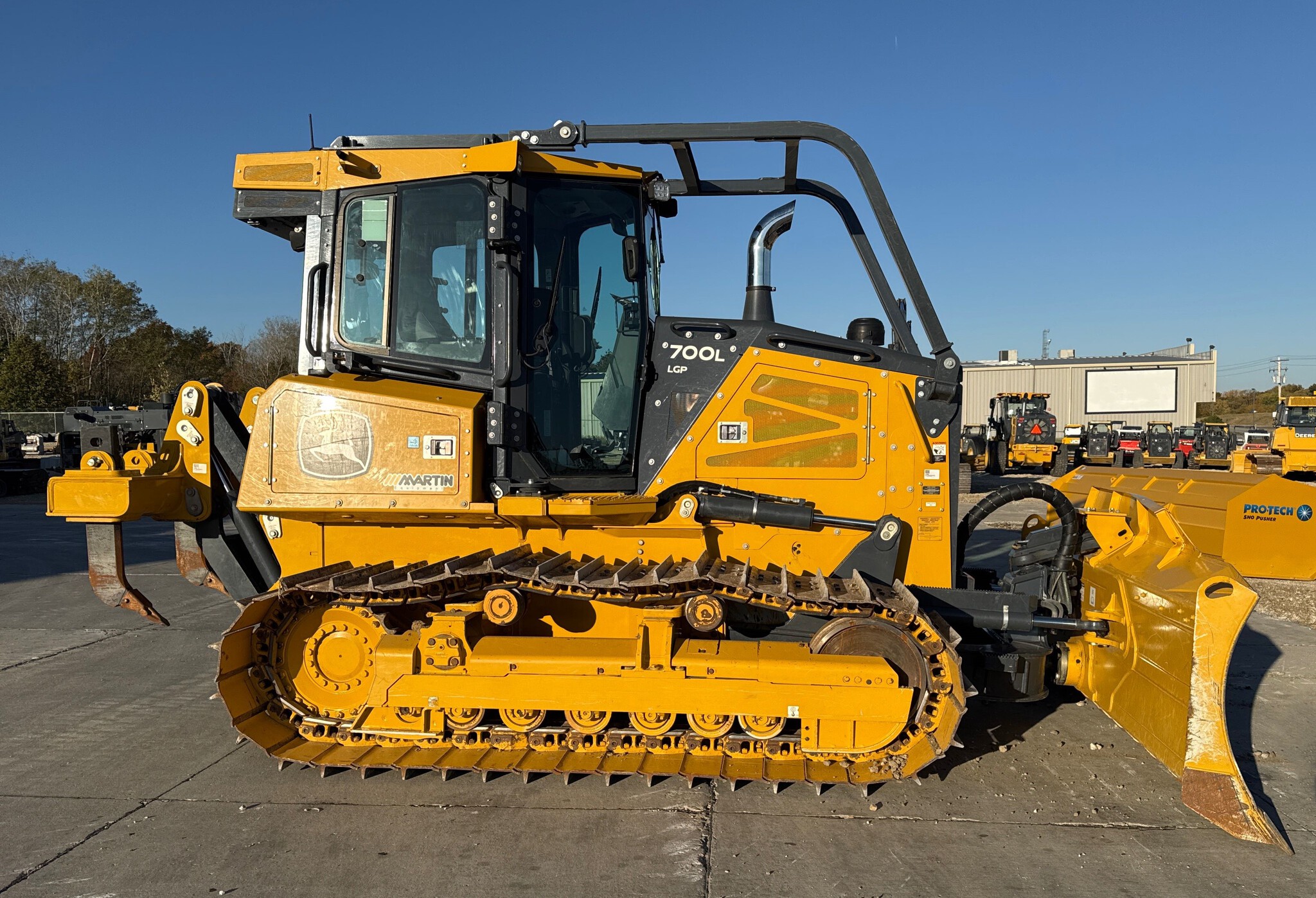 2023 John Deere 700L Image 1