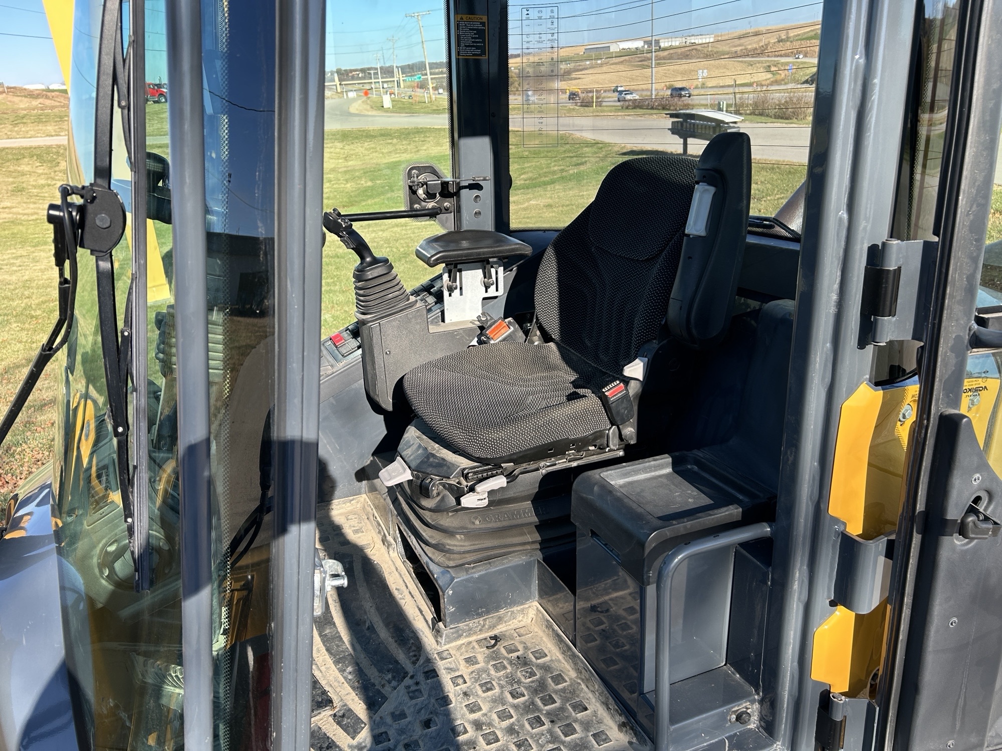 2020 John Deere 244L Image 7