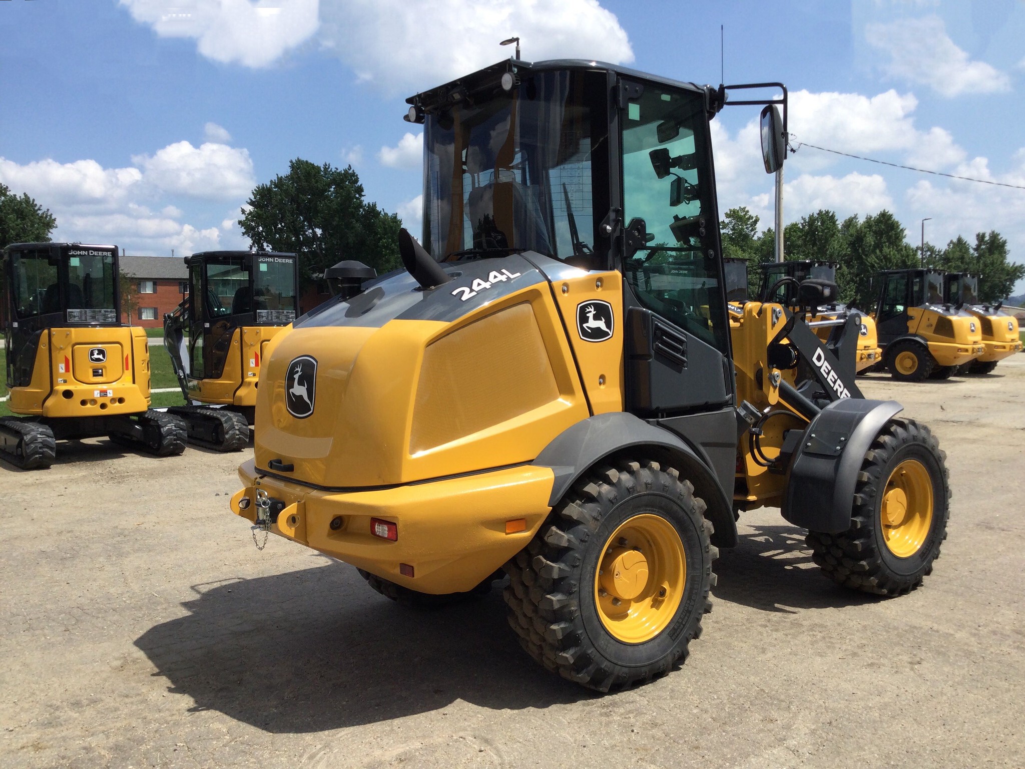 2023 John Deere 244L Image 8