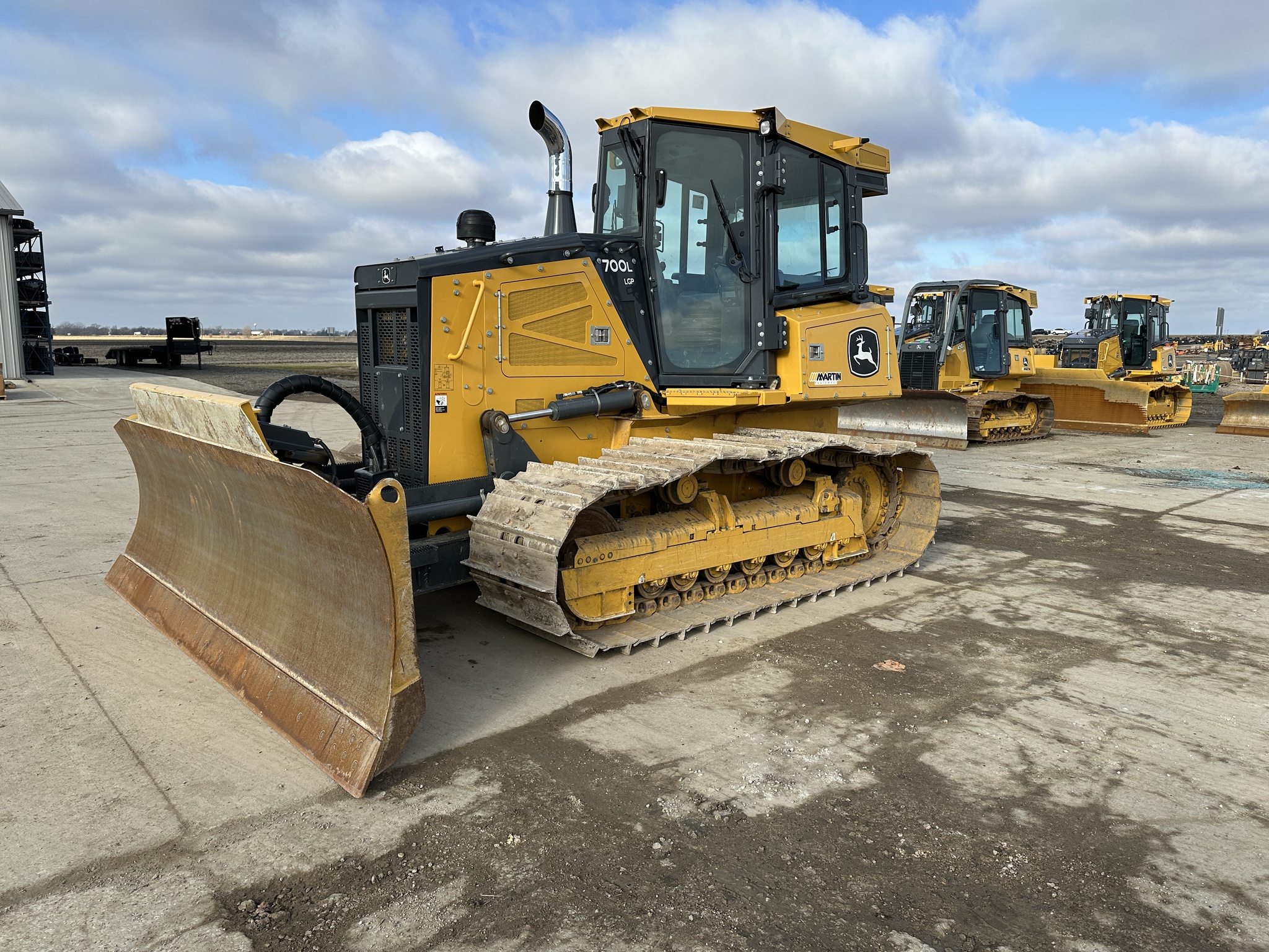 2023 John Deere 700L Image 2