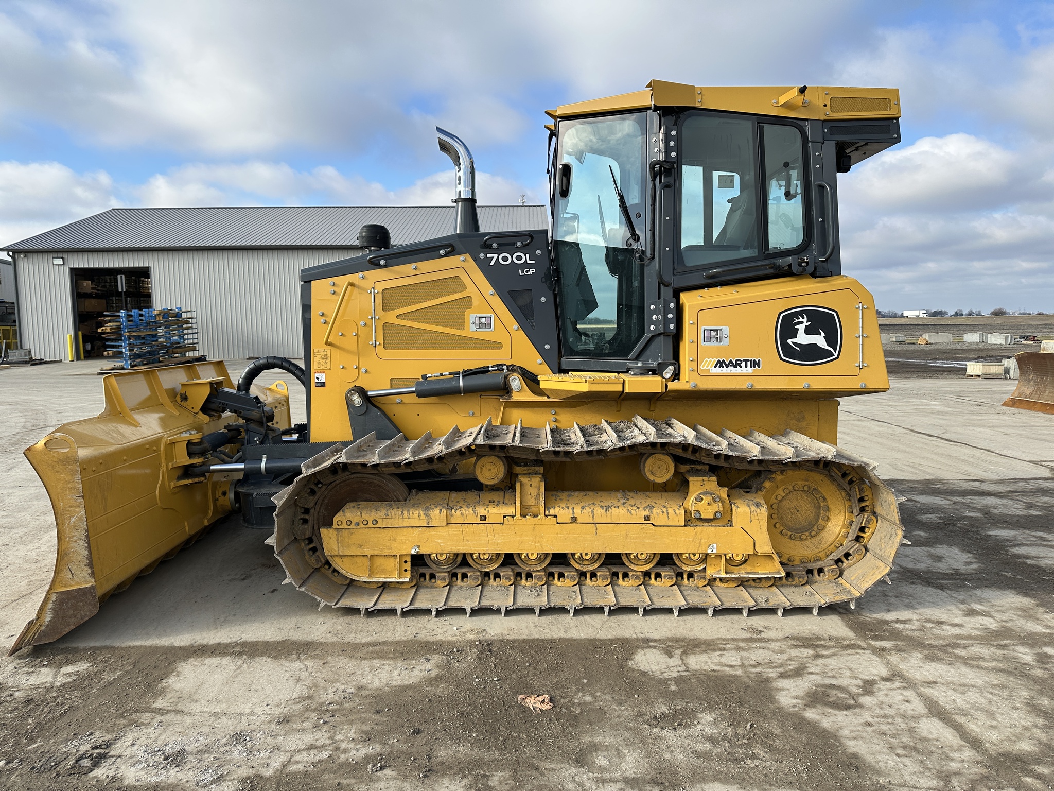 2023 John Deere 700L Image 3
