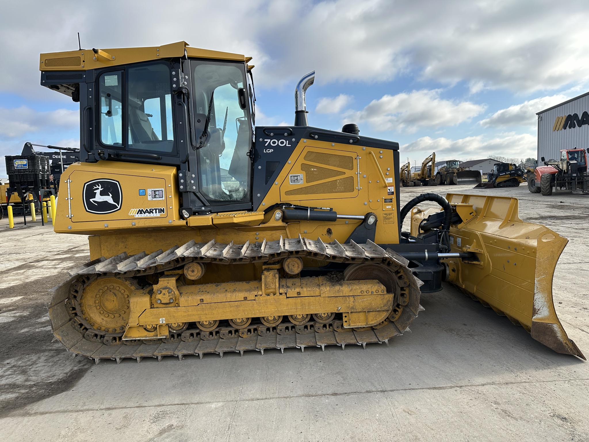 2023 John Deere 700L Image 4