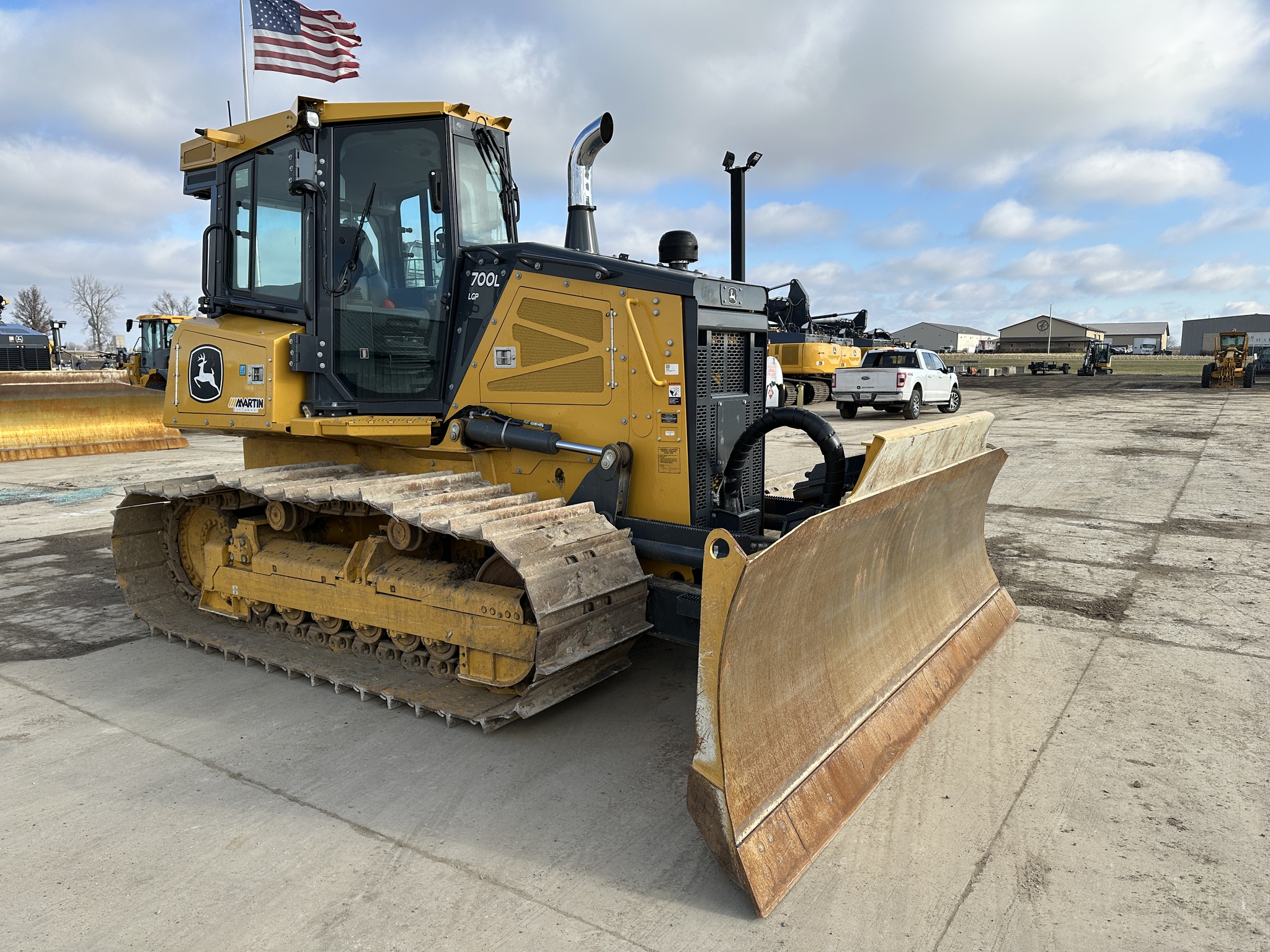 2023 John Deere 700L Image 1