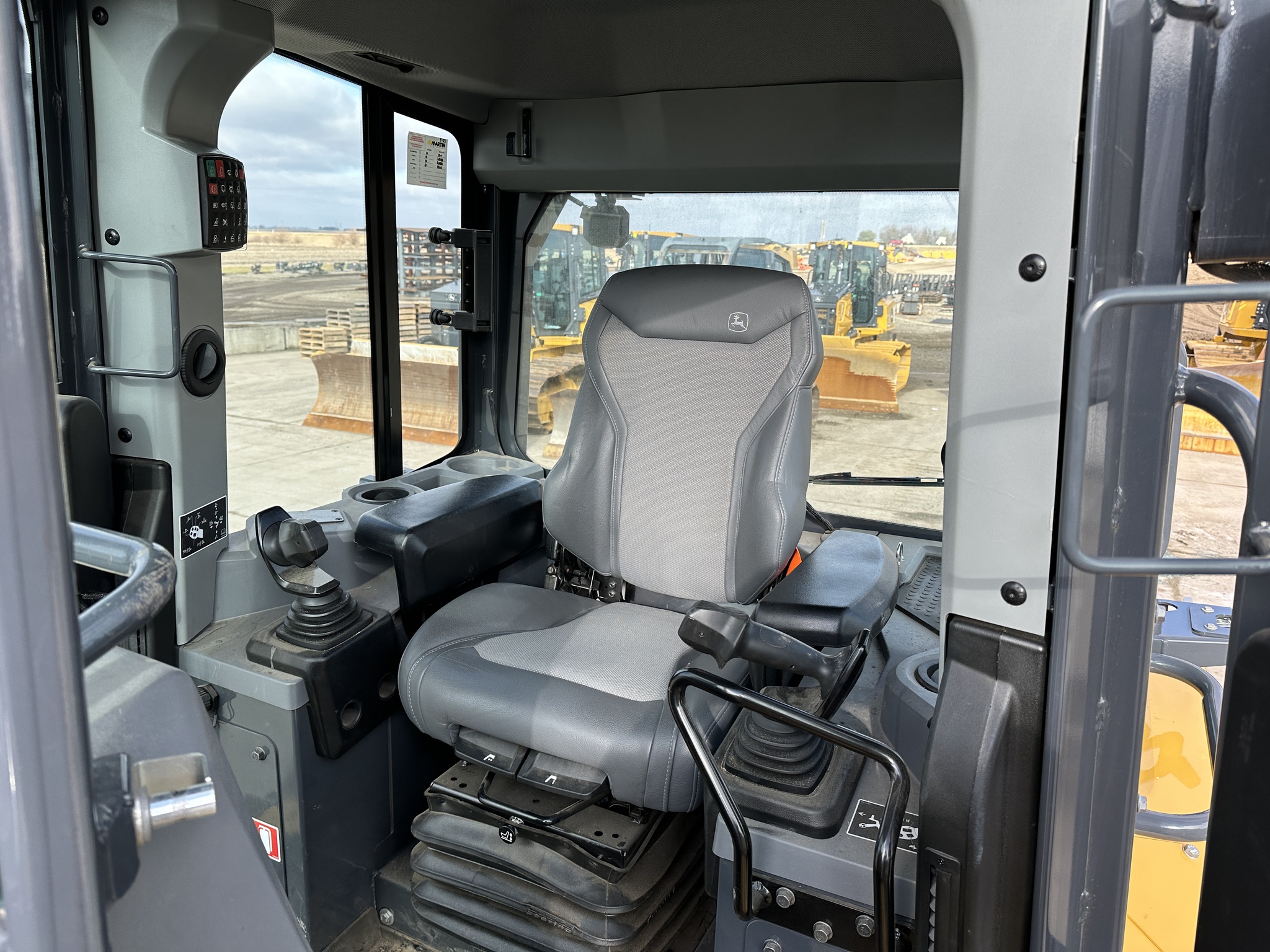 2023 John Deere 700L Image 11