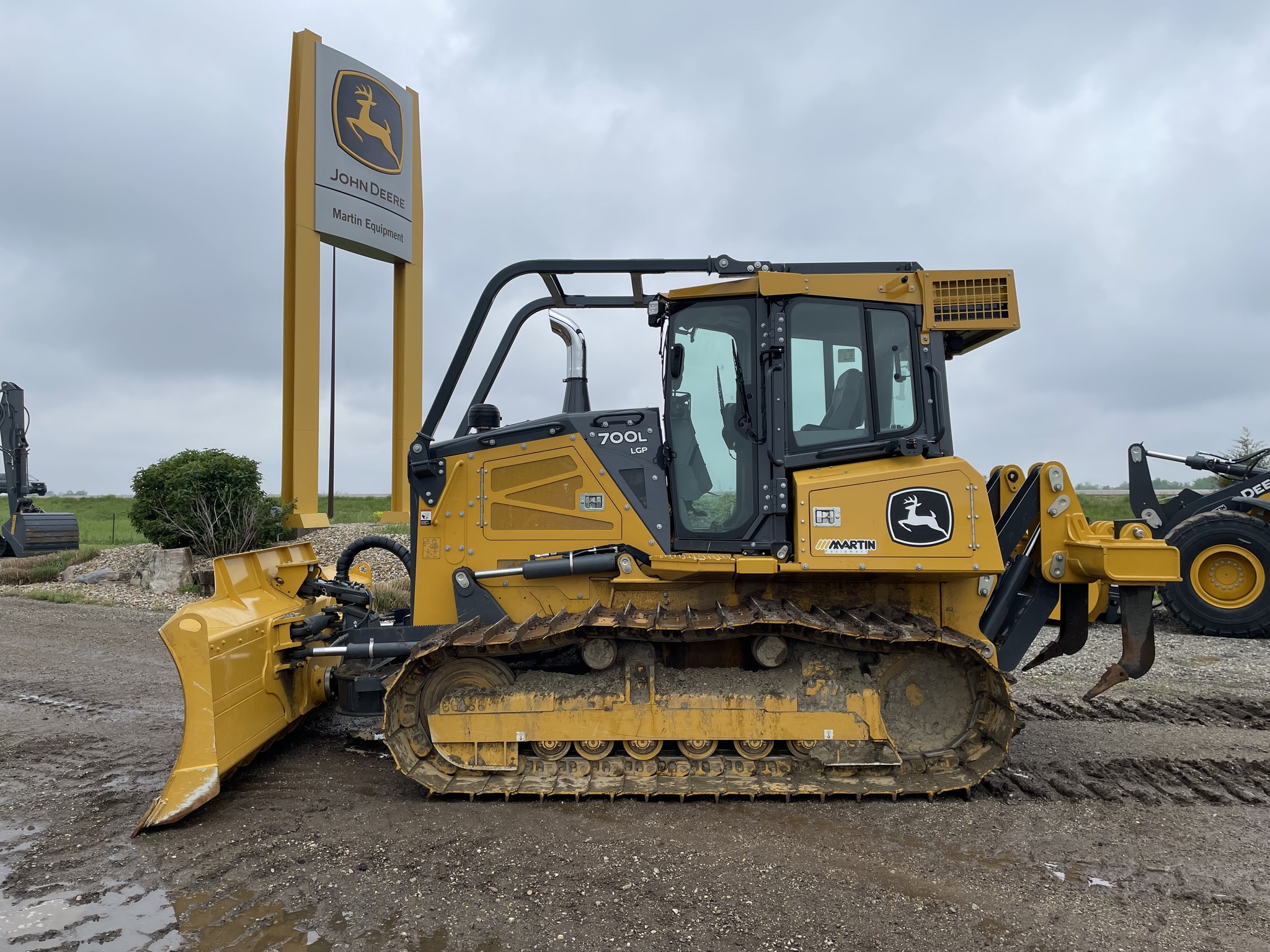 2022 John Deere 700L Image 1
