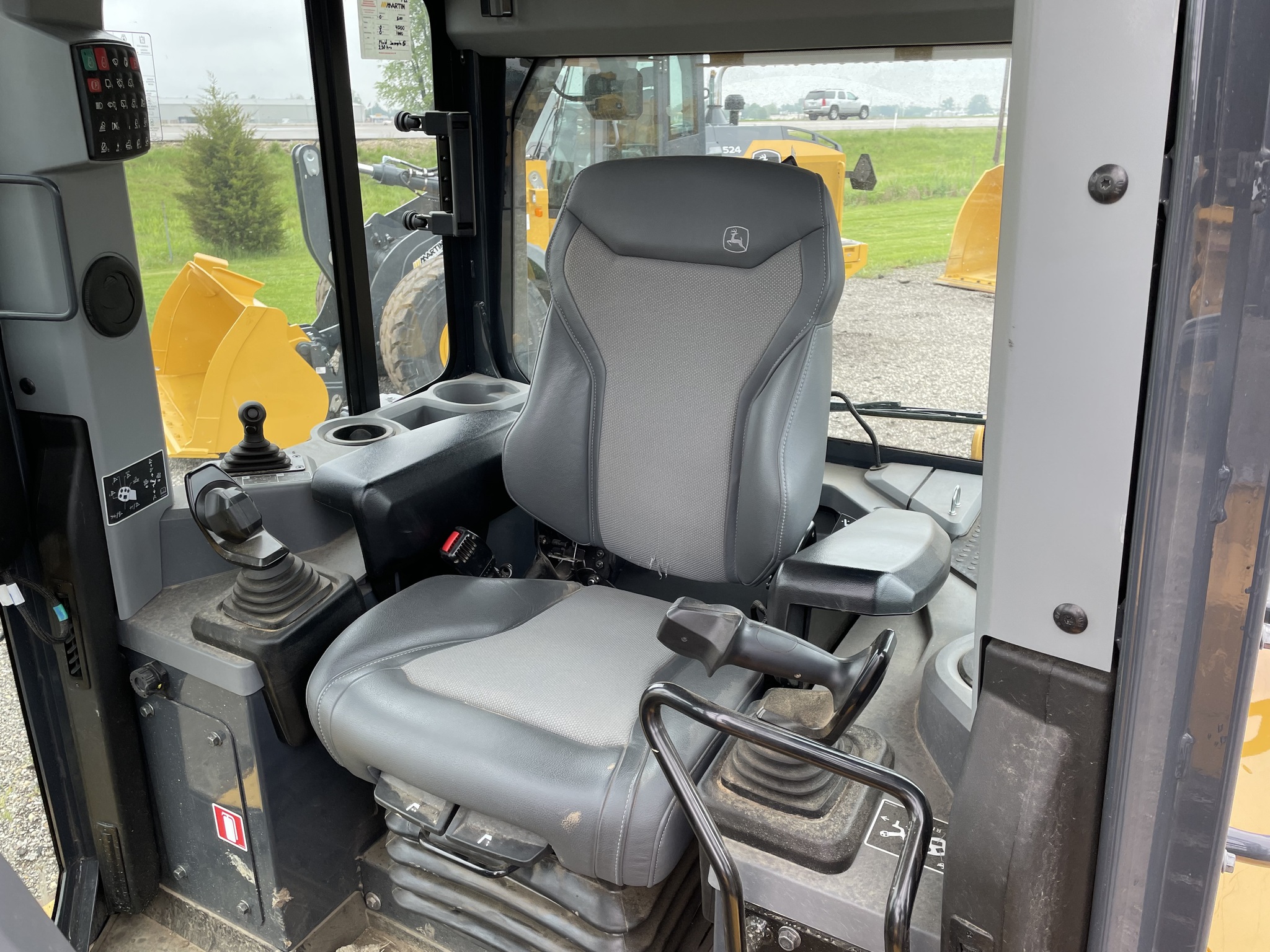 2022 John Deere 700L Image 8