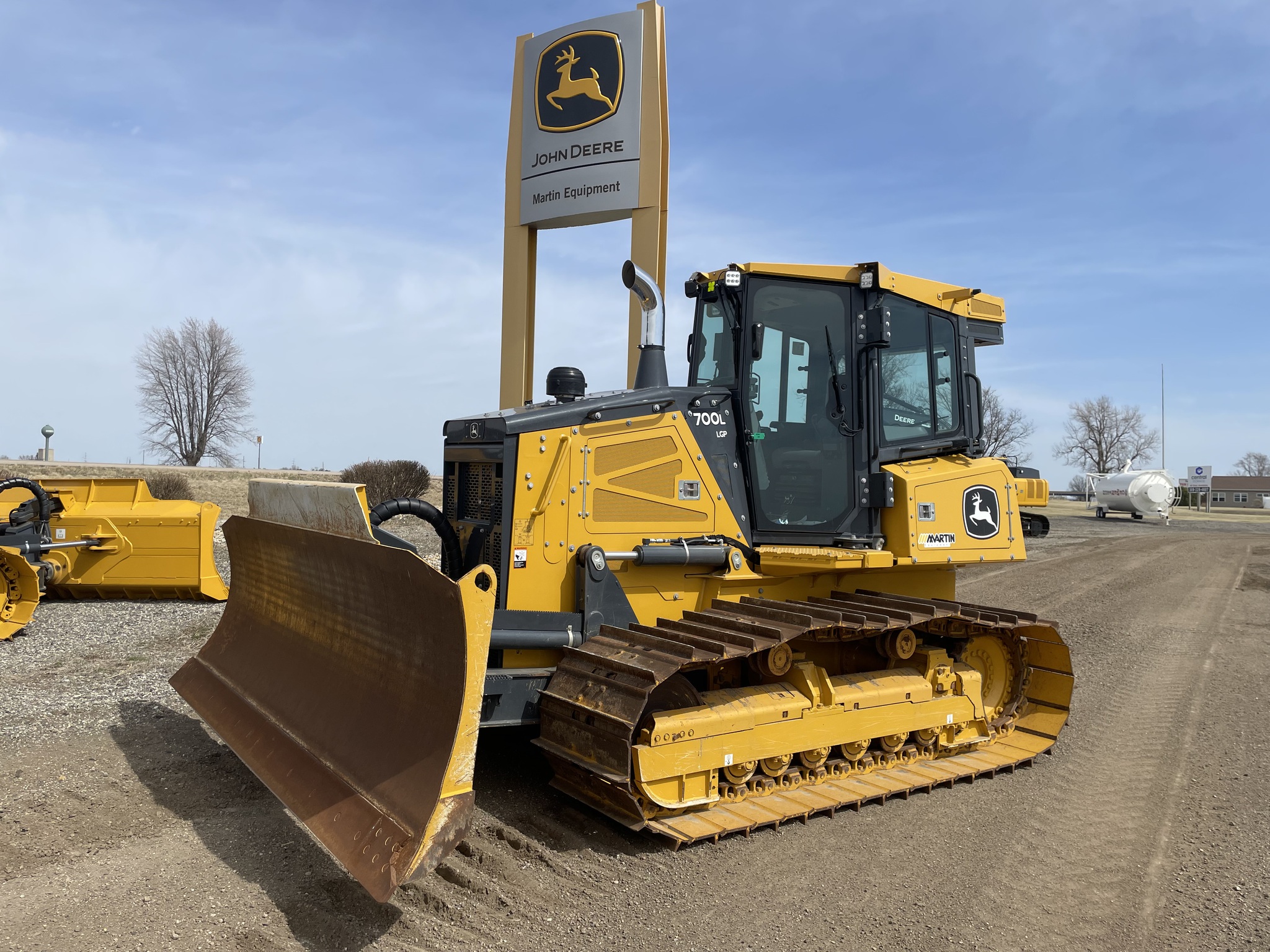 2023 John Deere 700L Image 1
