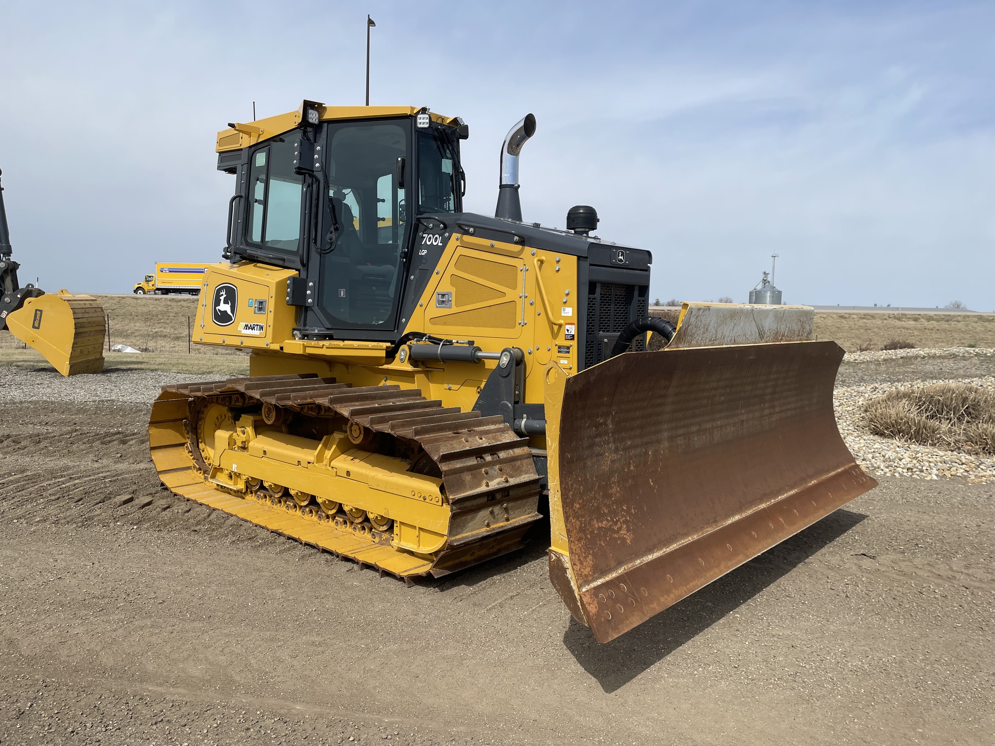 2023 John Deere 700L Image 2